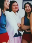 两个男生偷看女生，结果被女生群殴，还要求做了一件不太可能的事电影海报