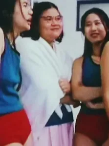两个男生偷看女生，结果被女生群殴，还要求做了一件不太可能的事电影海报